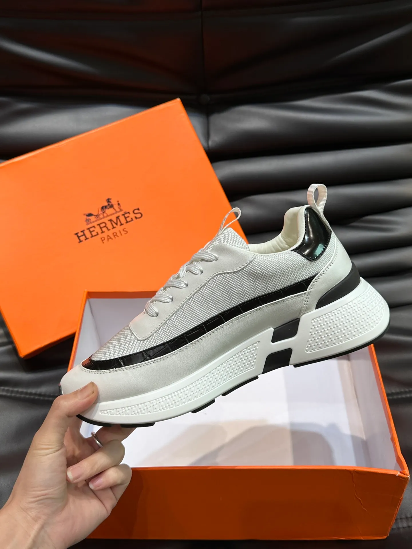 Factory price: 520💰HERMES/Hermes Hugo thick-soled sneakers are casual men's shoes. These sneakers are made of imported first-layer cowhide leather and breathable mesh design. The contrasting color design creates a dynamic and modern shape. The front end of the toe is decorated with natural-color rubber inlays, making it novel and fashionable. The texture is incomparable, with cowhide lining and cowhide foot pads, the upper foot is comfortable and breathable, and the rubber sole is decorated with geometric patterns and iconic "H" details. A very personal one! Size: 39-44 (customized at 38.45)